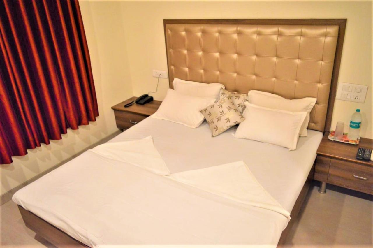 Hotel Visau,Shirdi Extérieur photo